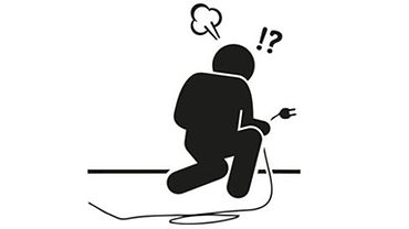 Illustration: Strichmännchen mit Kabel beim Versuch, eine Steckdose zu benutzen. Über dem Männchen eine Gedankenwolke, ein Ausrufezeichen und ein Fragezeichen. 