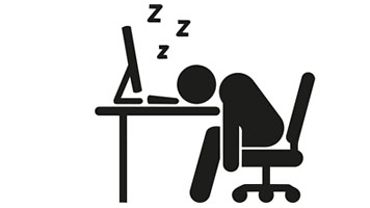 Illustration: Strichmännchen auf einem Bürostuhl am Schreibtisch, auf dem Schreibtisch ein Monitor. Der Kopf des Männchens liegt auf dem Schreibtisch, darüber die Buchstaben ZZZ.