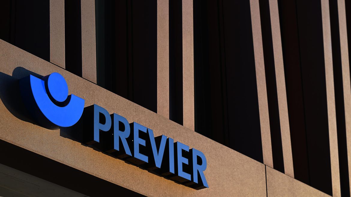 PREVIER-Logo am Gebäude.