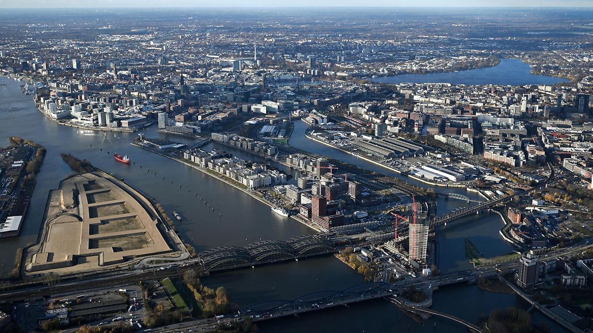 Lauftaufnahme der Hamburger HafenCity.