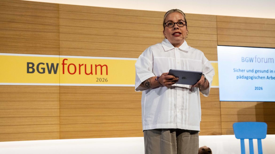 Die Moderatorin Ninia LaGrande auf der Bühne des BGW forum 2026.