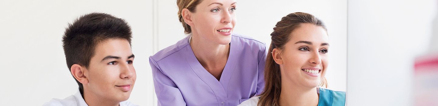 Ausbildung in den Pflegeberufen Ausbildung, Pflegeberufe, drei Personen