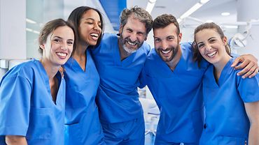 Pflege-Azubis Eine Gruppe Krankenschwestern und -pfleger.