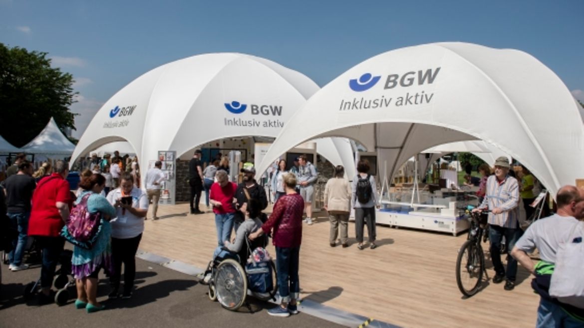 BGW-Zelt beim Tag der Begegnung 2019 und zahlreiche Besucher