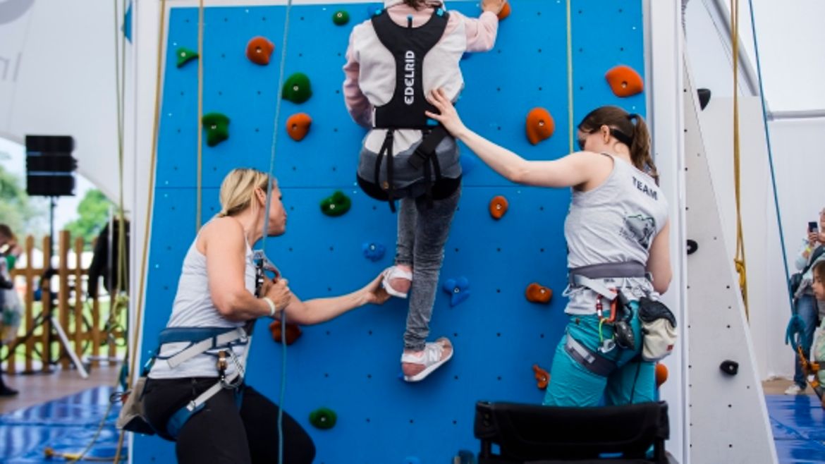 Drei Kletternde Menschen an der Wand, mit Seilen gesichert