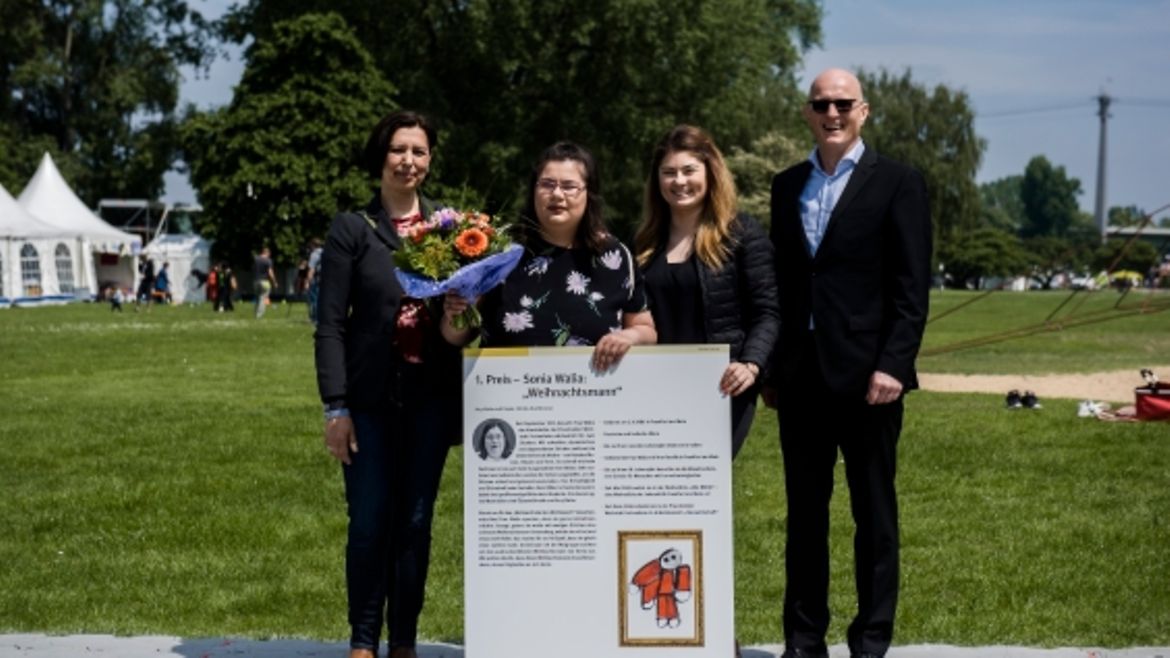 Sonia Walia aus Frankfurt am Main (Zweite von links) mit ihrem Werk "Weihnachtsmann" beim offiziellen Foto - ganz rechts steht der stellvertretenden Geschäftsführer der BGW Jörg Schudmann.