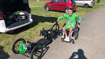 Thomas Viehl lädt das Handbike aus dem Auto.