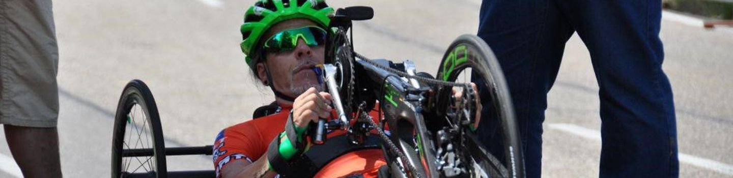 Erfolgsgeschichte Inklusion: Thomas Viehl Thomas Viehl fährt mit dem Handbike.