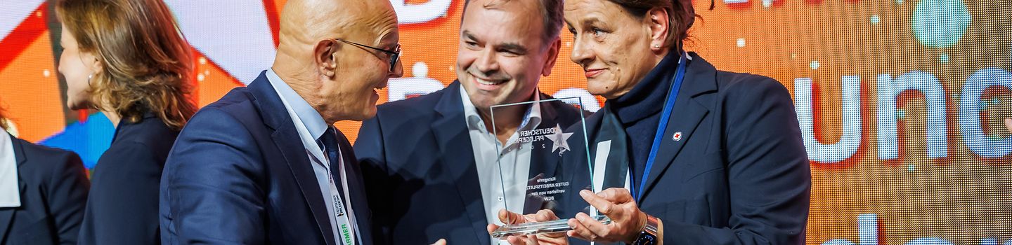 Die Gewinner des BGW-Gesundheitspreises 2024 Die 3 Gewinnerinnen des BGW-Nachwuchspreises 2019. Alle haben einen Schuh am Fuß und einen in der Hand, aus dem Wasser läuft.