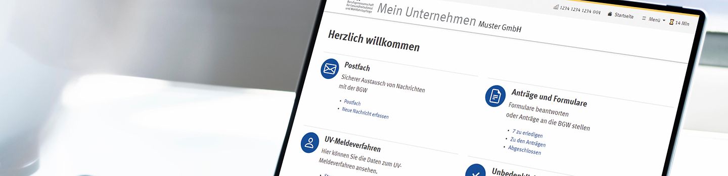Handyrechner auf Zahlentabelle Ein Laptop, zwei Hände über der Tastatur. Auf dem Bildschirm die Startseite von "Mein Unternehmen" auf bgw-online.