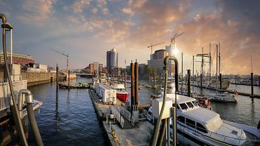 Hamburger Hafen mit Sportbooten. Im Hintergrund die Elbphilharmonie.