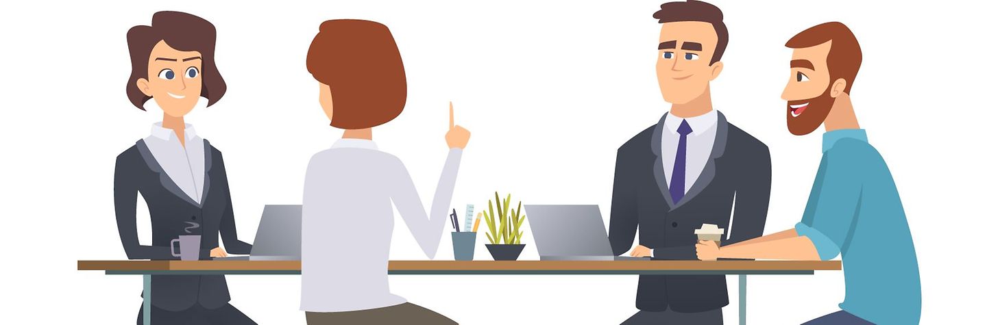 Vier Personen - zwei Männer und zwei Frauen - an einem Besprechungstisch. Auf dem Tisch stehen aufgeklappte Laptops, Kaffeetassen und Kleinutensilien. Unter dem Tisch stehen drei Aktentaschen.