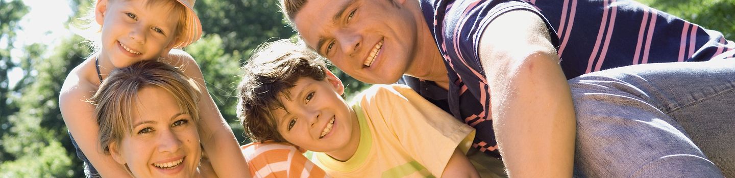 Eltern mit zwei Kindern Mann und Frau mit zwei Kindern