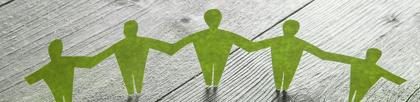 Grafik Gefahrtarif Fotocollage: kleine Figuren, die sich an Händen halten