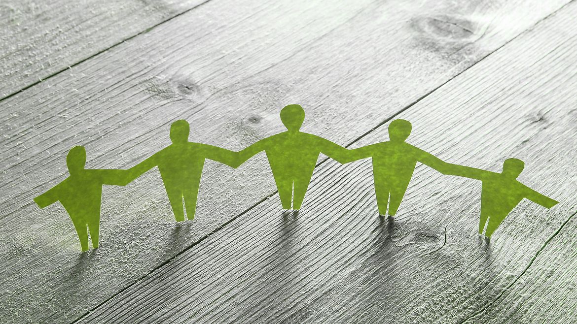 Fotocollage: kleine Figuren, die sich an Händen halten