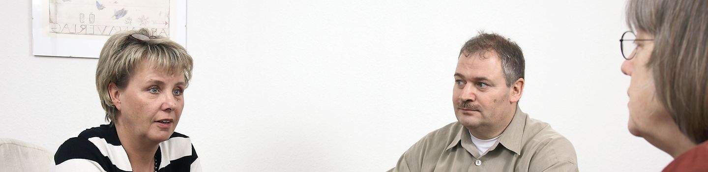 Beratung Frau berät zwei Personen