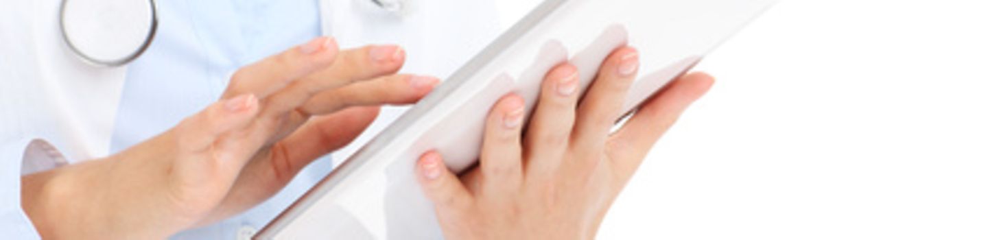 Arzt mit Tablet Arzt mit Tablet