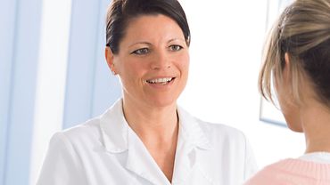 Beratung zum Thema "Haut" Ärztin berät eine Patientin.