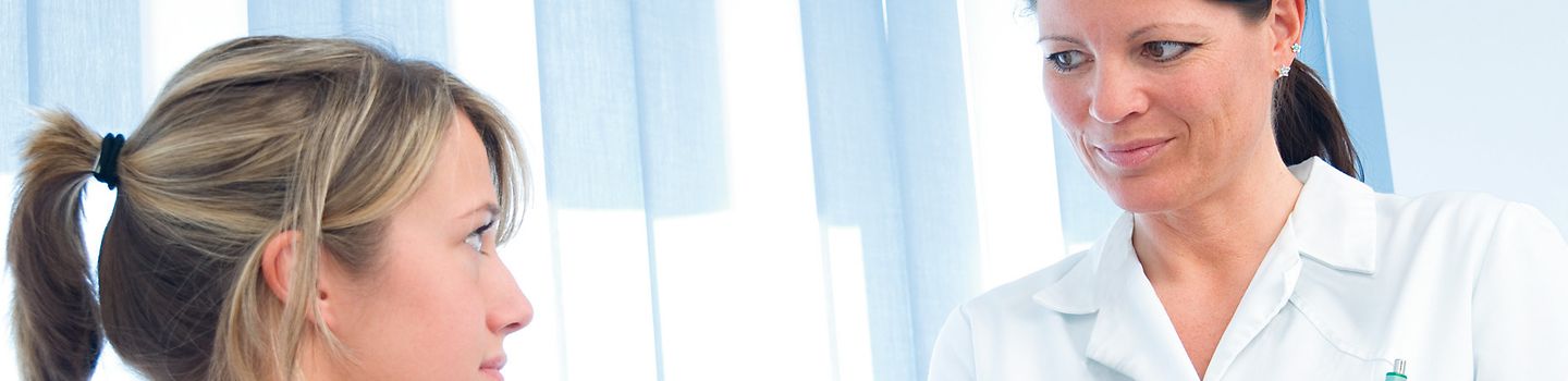 Hautsprechstunde – Ein Service Ihrer Berufsgenossenschaft Ärztin und Patientin im Gespräch