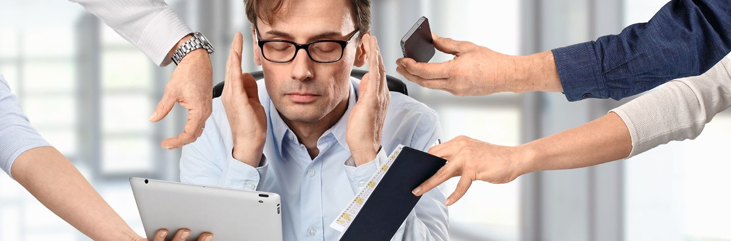 Stress Viele Hände halten einem Mann Telefon, Block, Tablet und Uhr hin