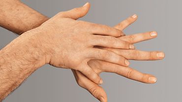 Hände, die aneinander gerieben werden, um Desinfektionsmittel einzureiben