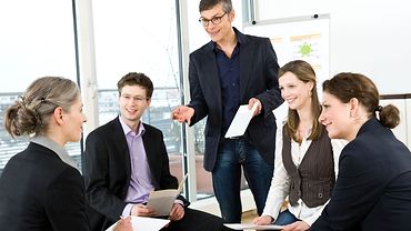 Einzel- und Teamcoaching Schulungssituation eines Teams am Tisch