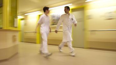Ärzte laufen schnell den Krankenhausflur entlang