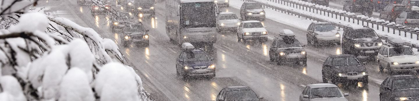 Stau auf der Autobahn mit Schnee und Nebel