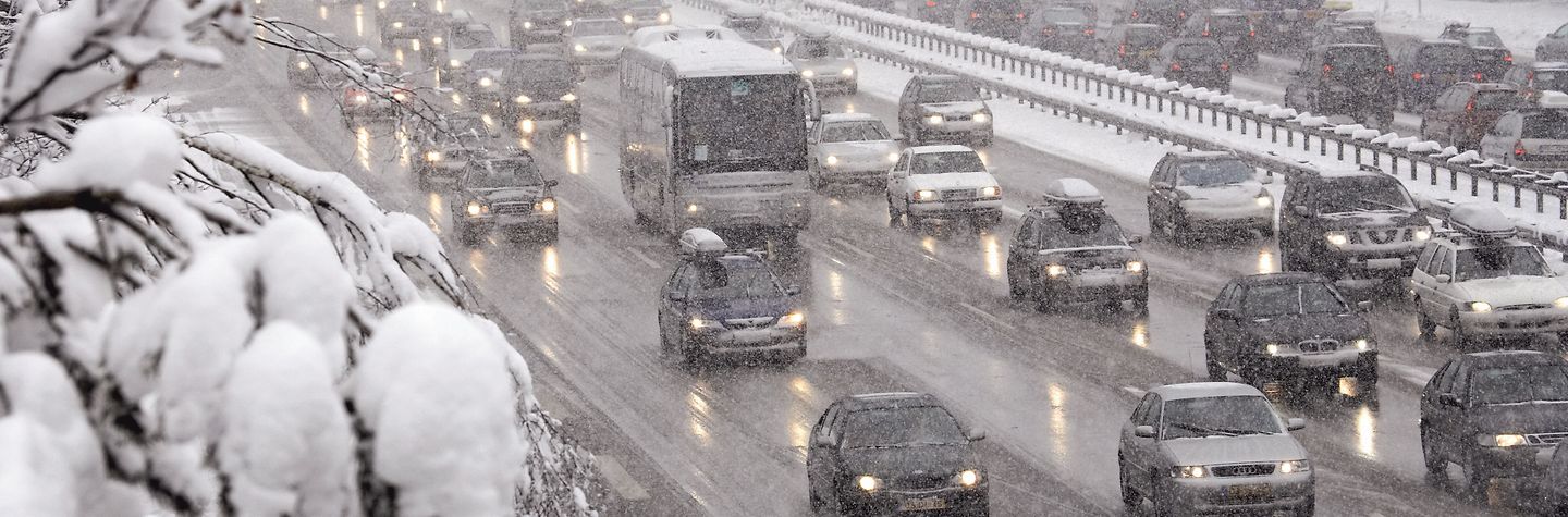 Stau auf der Autobahn mit Schnee und Nebel