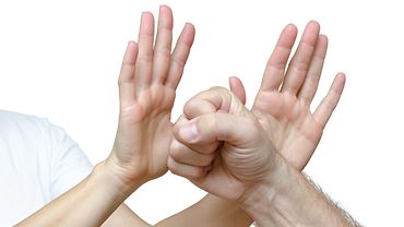 Hände wehren Faustschlag ab