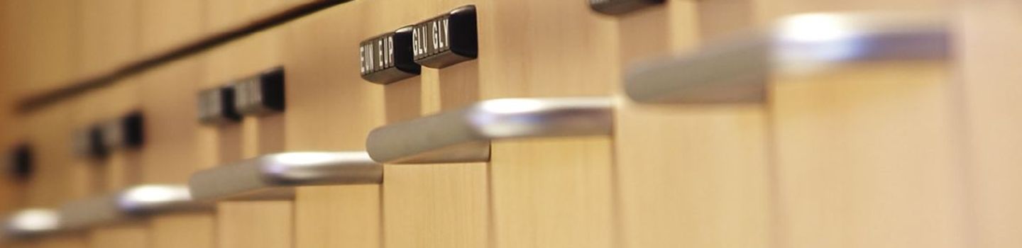 Freiwillige Versicherung für Apothekerinnen und Apotheker Titel: Freiwillige Versicherung für Apothekerinnen und Apotheker - Apothekenschrank