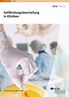 Titelbild: Gefährdungsbeurteilung in Kliniken und medizinischen Diensten - Hand mit Handschuh hält eine Sicherheitsinjektionsnadel