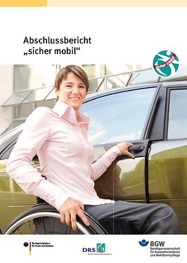 Titel: Abschlussbericht "sicher mobil" - Rollstuhlnutzerin öffnet die Tür eines Pkws