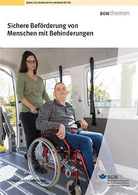 Titel: Sichere Beförderung von Menschen mit Behinderungen - eine Frau im Rollstuhl in einem Transportfahrzeug mit Sicherungsvorrichtungen. Eine Begleiterin steht hinter ihrem Rollstuhl.