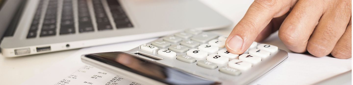 Taschenrechner Hände auf Taschenrechner und Computertastatur
