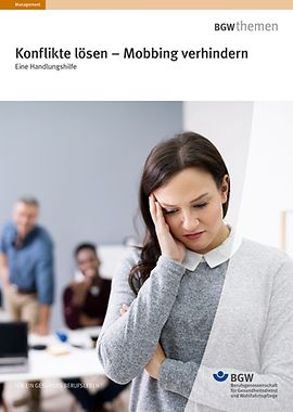 Titel: Konflikte lösen – Mobbing verhindern - Junge Frau stützt den Kopf in die Hand, im Hintergrund zwei weitere Personen, die zu ihr schauen