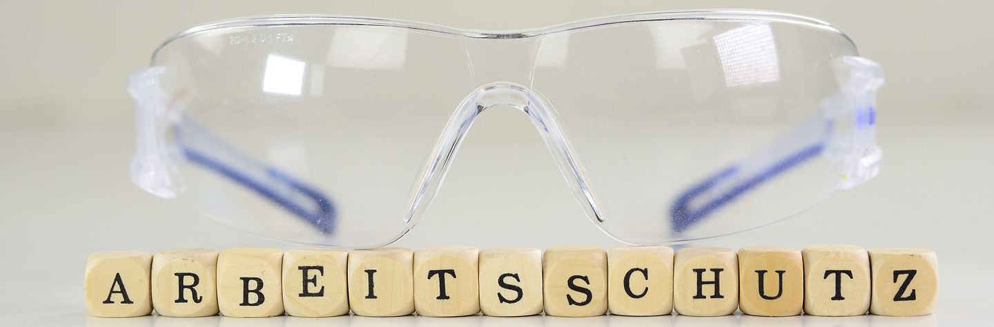 Schutzbrille mit Scrabble-Steinen "Arbeitsschutz"