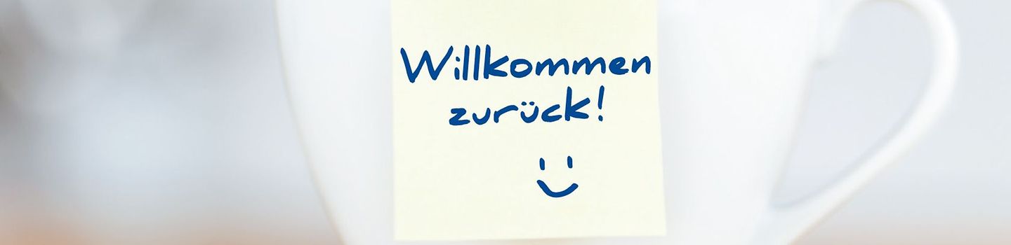 Betriebliches Eingliederungsmanagement Weiße Tasse mit Notizzettel "Willkommen zurück!"