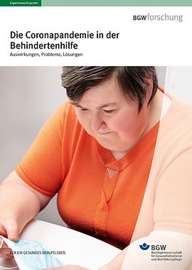 Titel: Die Coronapandemie in der Behindertenhilfe – junge Frau mit Behinderung schaut sich eine medizinische Maske an.