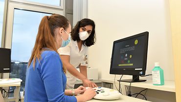 Psychologin Yasothani Puwanesarasa, Mitarbeiterin der Neurologischen Klinik im Bergmannsheil, prüft mit neuropsychologischen Verfahren die Reaktionsfähigkeit und Belastbarkeit von Betroffenen.
