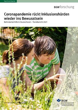 Titelcover: Coronapandemie rückt Inklusionshürden wieder ins Bewusstsein; Behindertenhilfe in Deutschland – Trendbericht 2021 (BGW 55-83-136) Titel: Coronapandemie rückt Inklusionshürden wieder ins Bewusstsein; Behindertenhilfe in Deutschland – Trendbericht 2021 (BGW 55-83-136) - Zwei Frauen hocken in einer Wiese und schauen sich die Gräser an