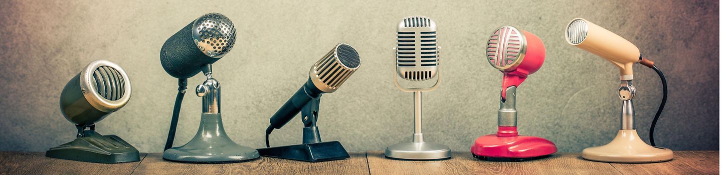 Interview 6 Mikrofone auf einem Tisch