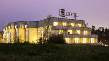 Blick auf das beleuchtete Hotel NH Heidenheim am Abend