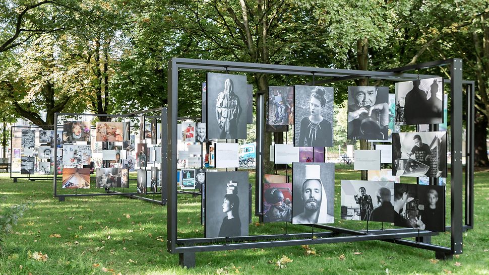 Fotowettbewerb 2021: Wanderausstellung auf der Moorweide. In großen Metallrahmen werden verschiedene Gewinnermotive auf einer Wiese ausgestellt.