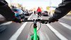 Radfahrer fährt auf dem Radweg durch den Stadtverkehr - Bild aus der Perspektive des Radfahrers.