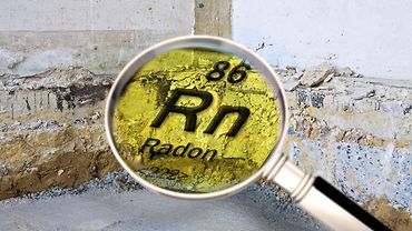 Mauerwerk im Keller, darüber Ziffern und Buchstaben, die für das Gas Radon stehen, durch eine Lupe gesehen.
