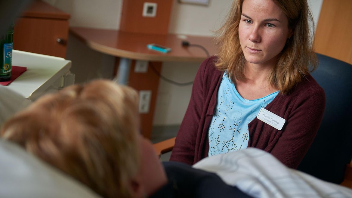 Eine Psychoonkologin in einem Patientengespräch in einer Klinik.