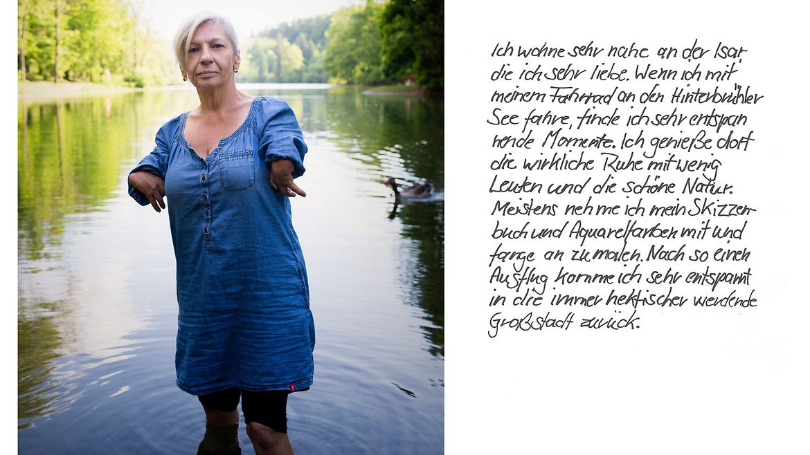 Eine Frau mit verkürzten Armen steht bis zu den Knien in einem See. Im Hintergrund das von Bäumen gesäumte Seeufer. Text zum Bild: Ich wohne sehr nahe an der Isar, die ich sehr liebe. Wenn ich mit dem Fahrrad an den Hinterbühler See fahre, finde ich sehr entspannende Momente. Ich genieße dort die wirkliche Ruhe mit wenig Leuten und die schöne Natur. 