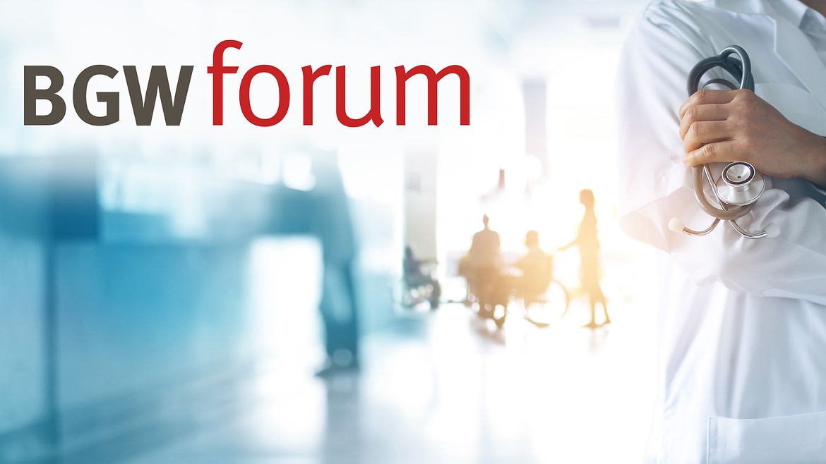 Bildcollage mit Logo BGW forum: Eine Person in weißer Arztkleidung ist im Anschnitt zu sehen. Sie hält ein Stethoskop in der Hand. Im Hintergrund ist ein Krankenhausflur angedeutet.