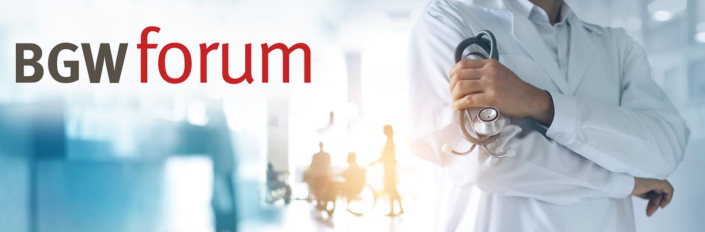 BGW forum Kliniken Arzt auf einem Krankenhausflur